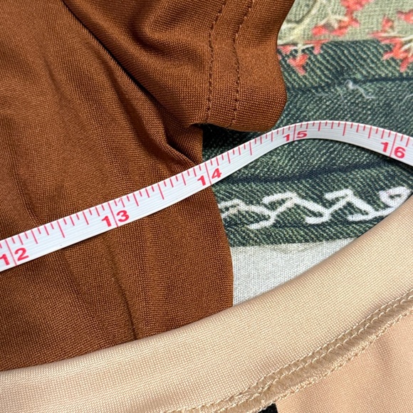 SHEIN Brown and Cream Short Sleeve Crop Tops (2-Pack) - Picture 5 of 6